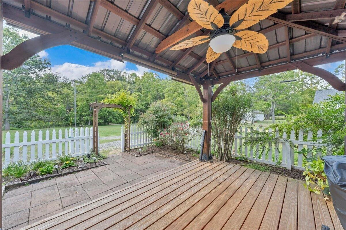105 Lacey LN - Photo 32