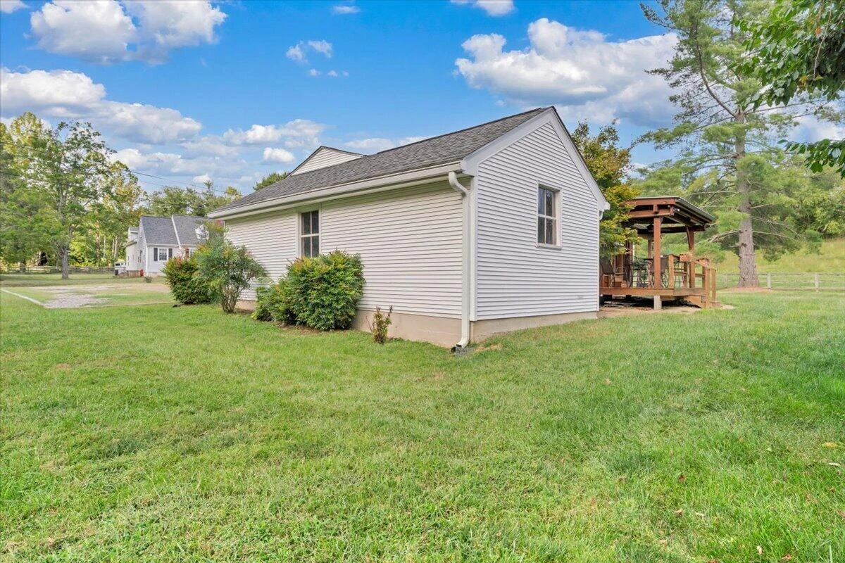 105 Lacey LN - Photo 33