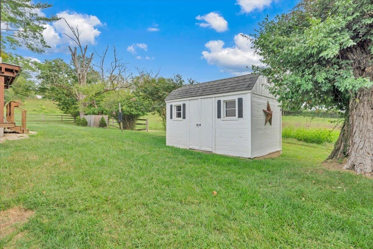 105 Lacey LN - Photo 37