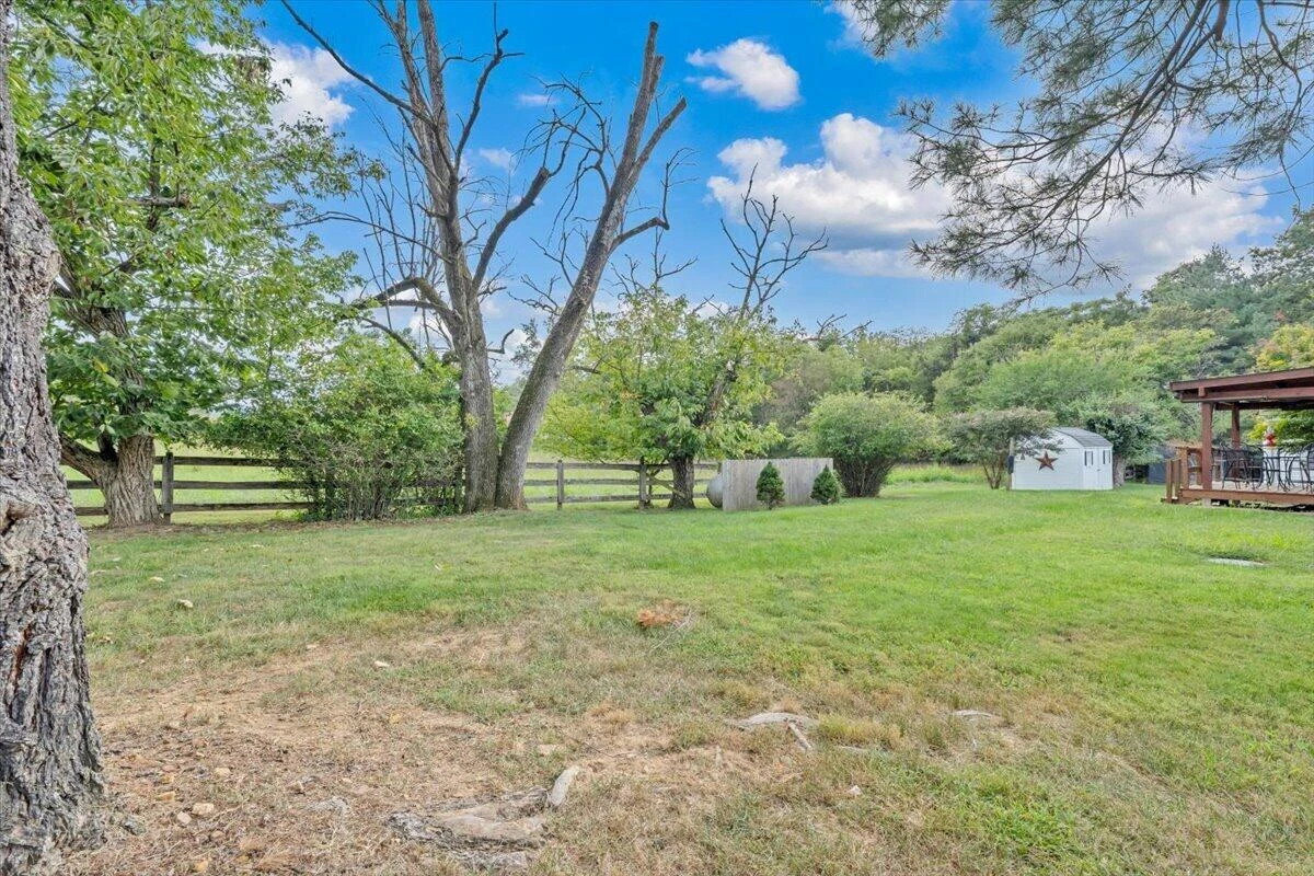 105 Lacey LN - Photo 38