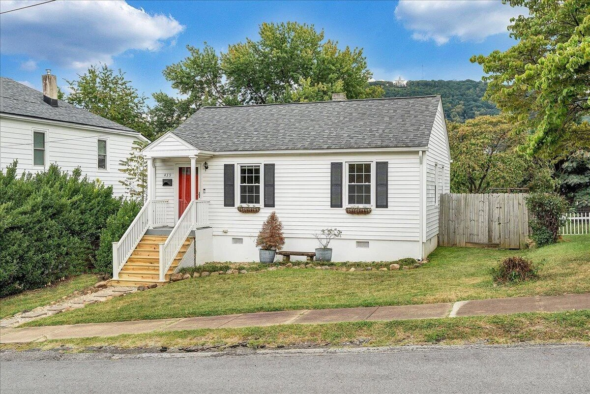 439 Cedar Bluff AVE SE - Photo 2