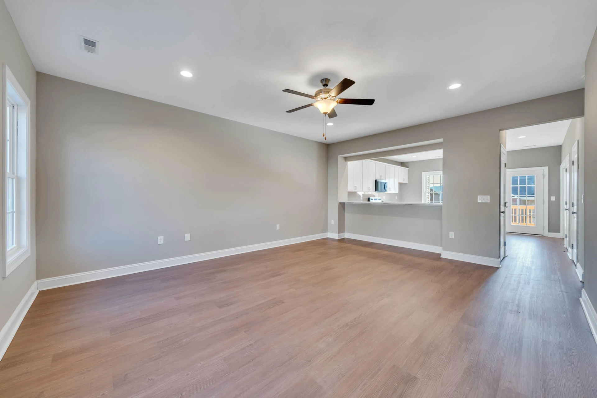 1040 Brandon AVE SW - Photo 3