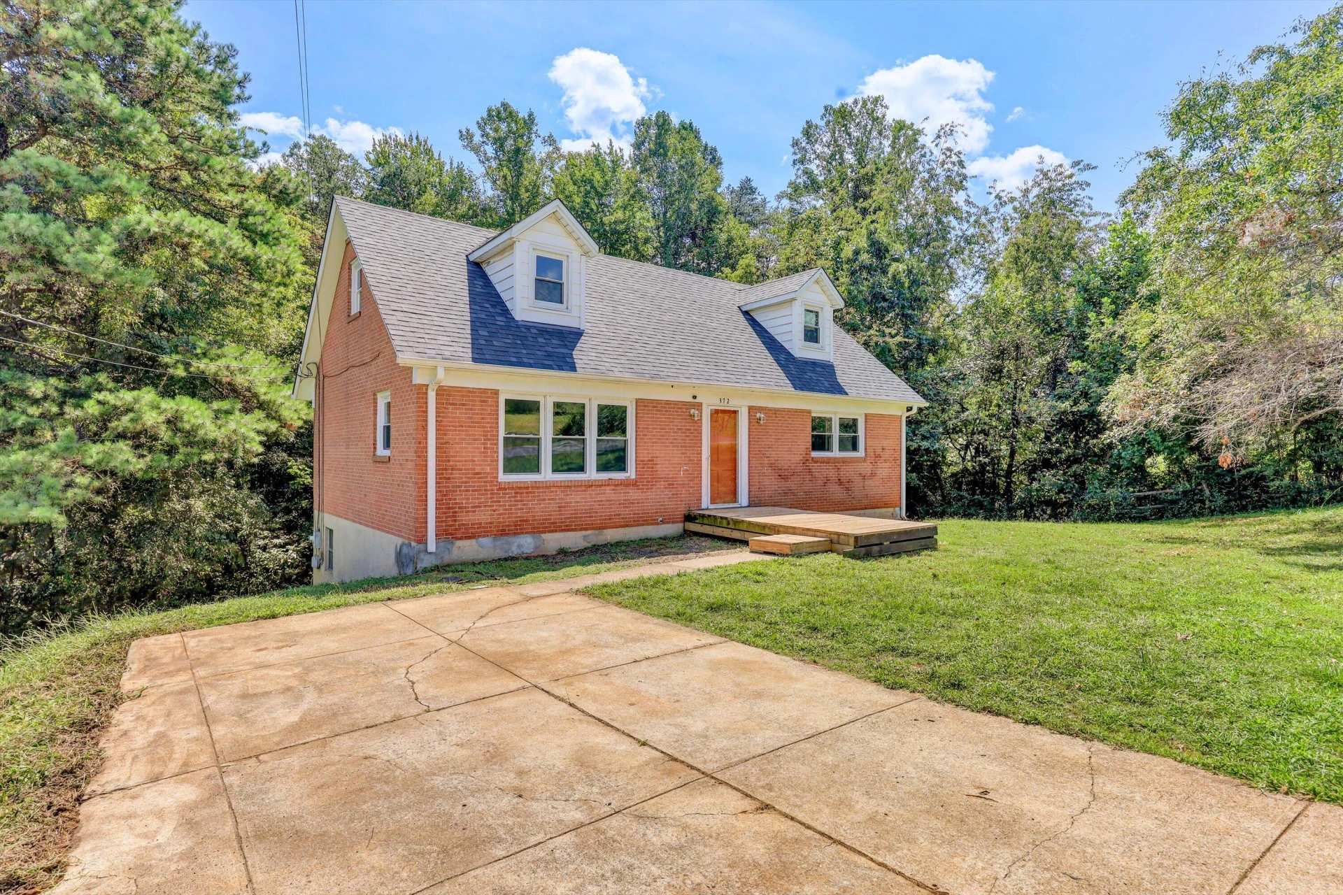 372 Trott CIR - Photo 2