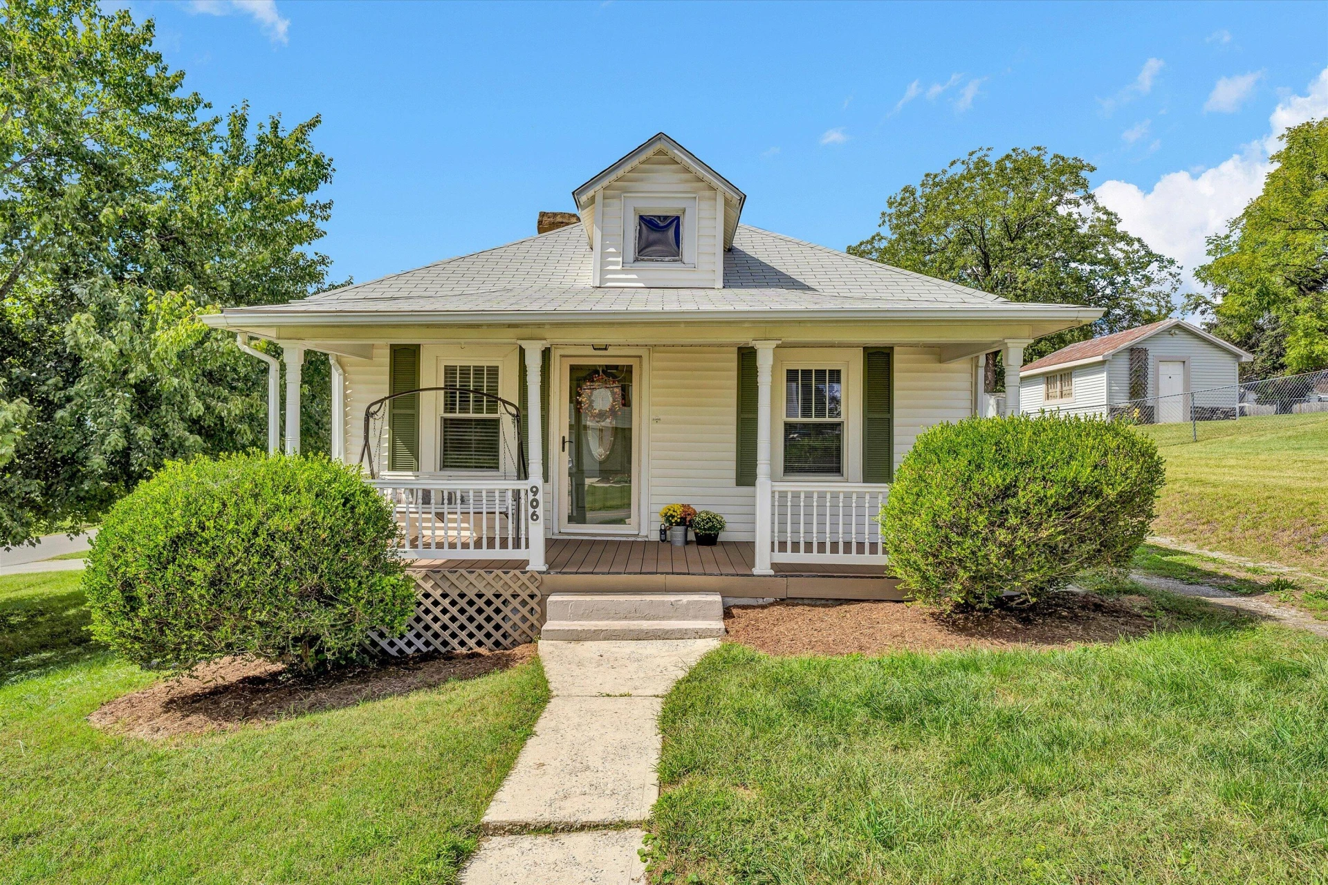 906 Caldwell ST NW - Photo 2