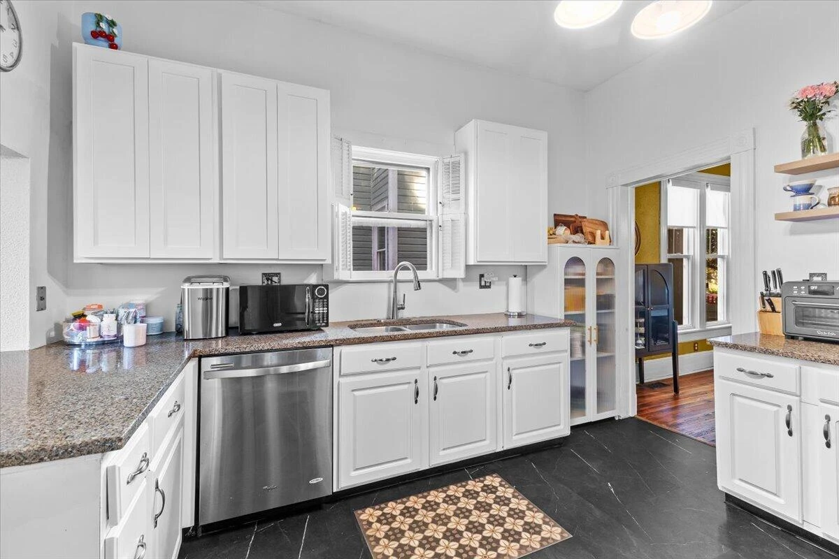 540 Mountain AVE SW - Photo 2