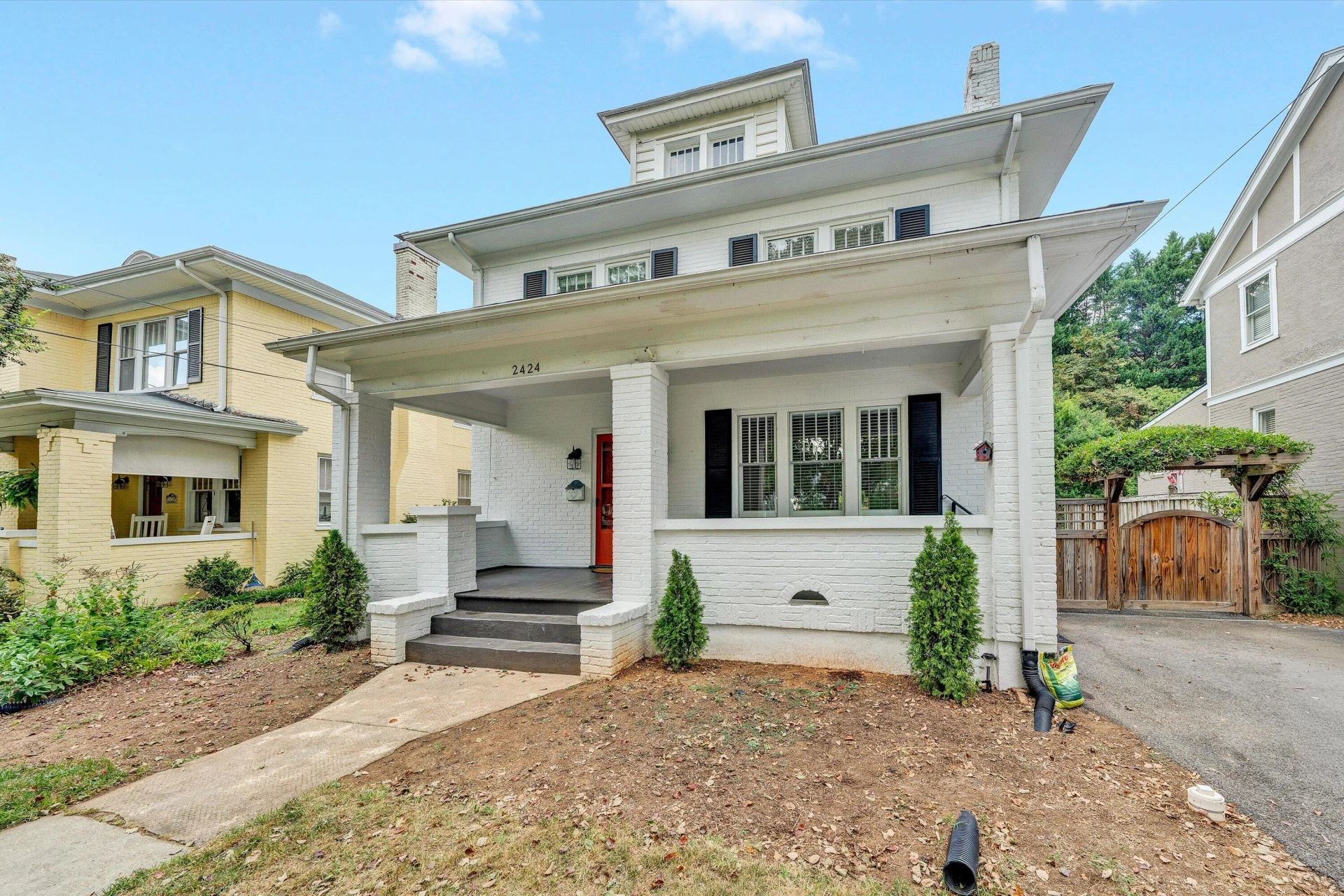 2424 Stanley AVE SE - Photo 2