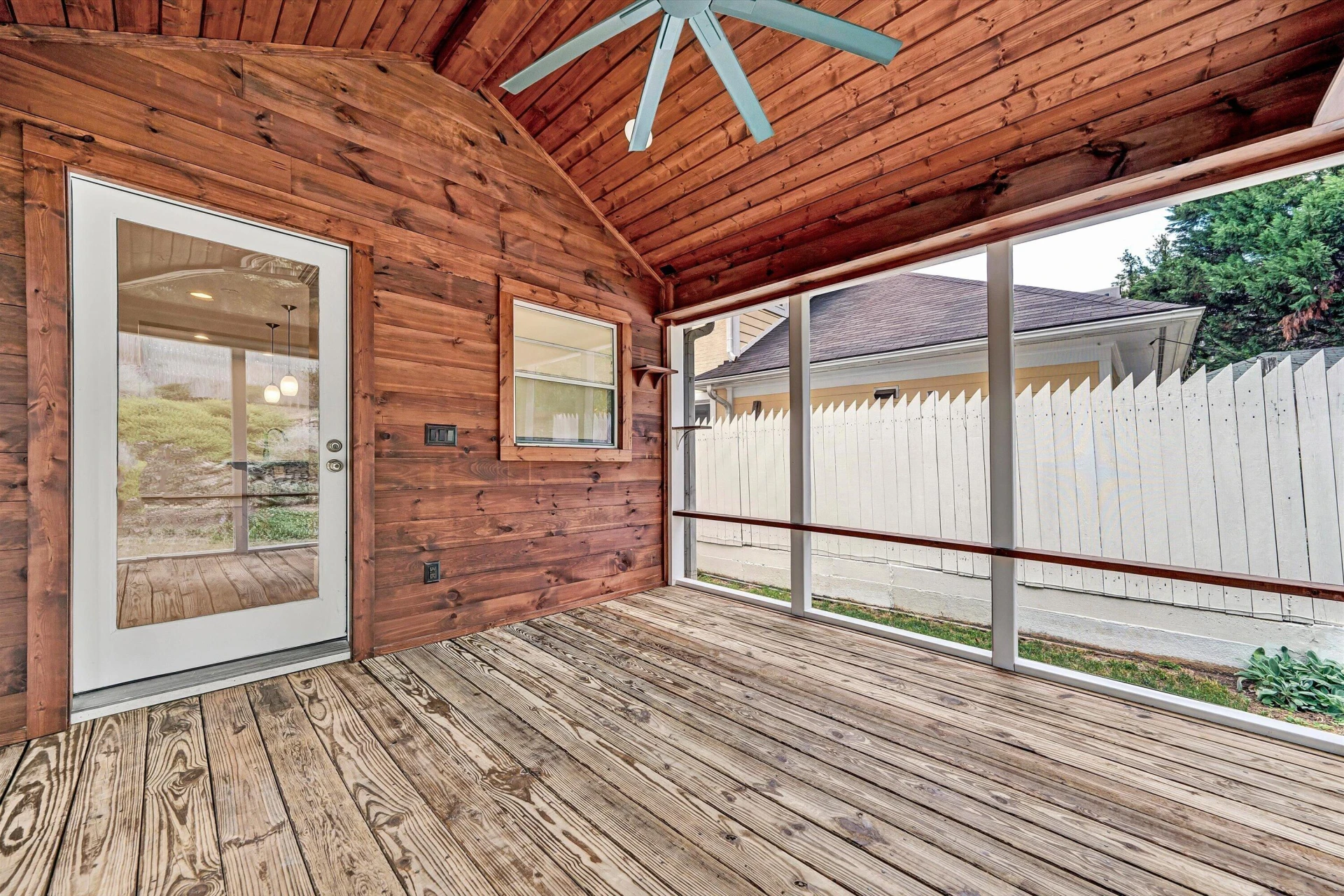2424 Stanley AVE SE - Photo 19