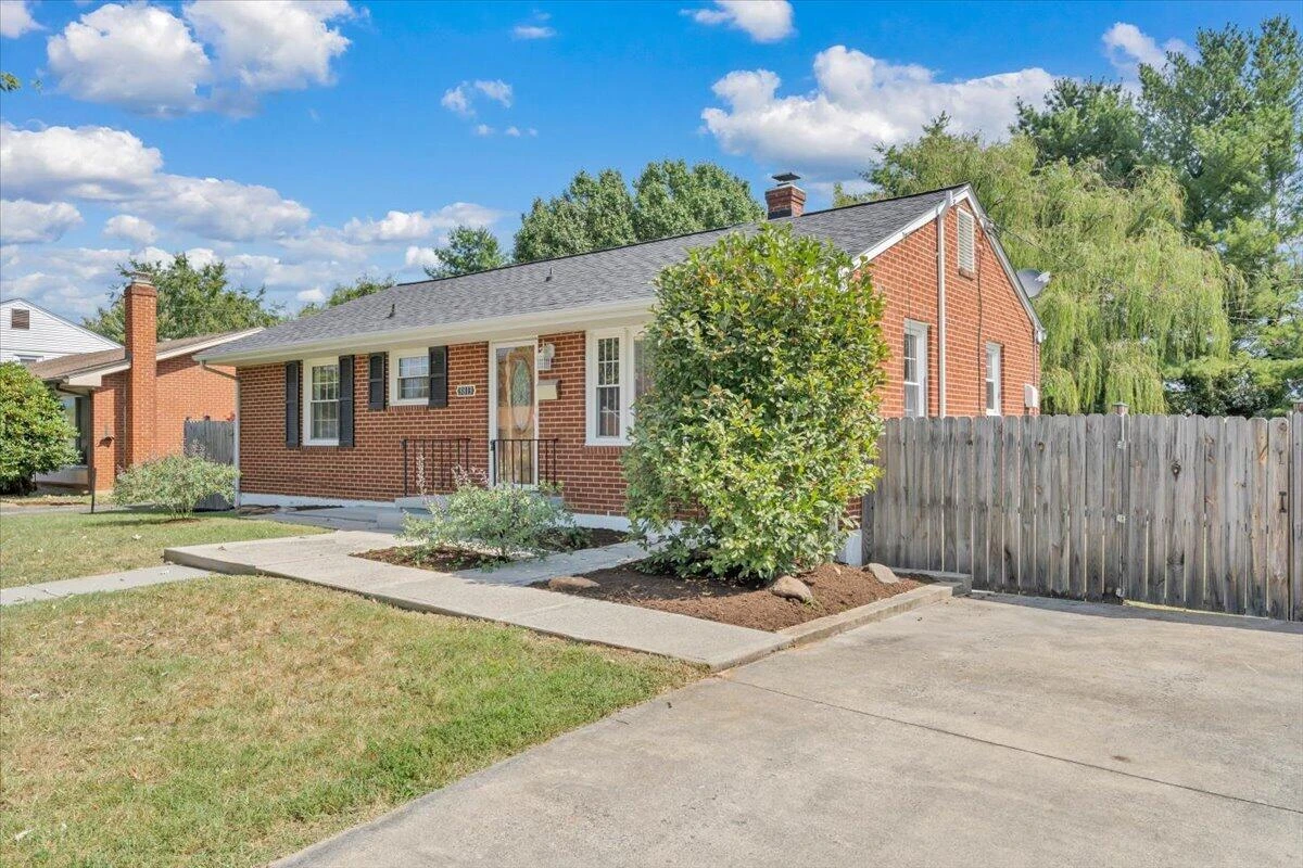 3813 Fleming AVE NE - Photo 4
