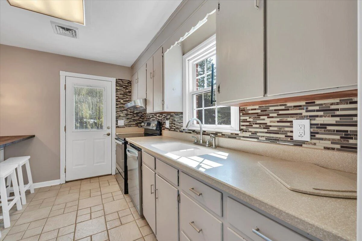 3813 Fleming AVE NE - Photo 10