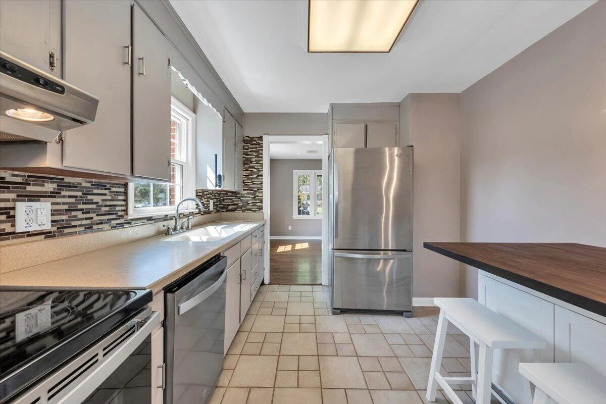 3813 Fleming AVE NE - Photo 11