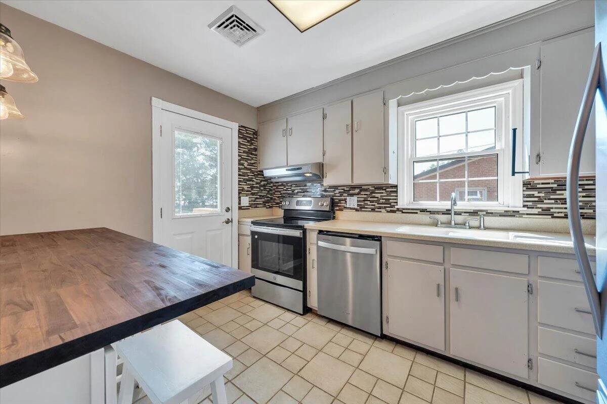 3813 Fleming AVE NE - Photo 13