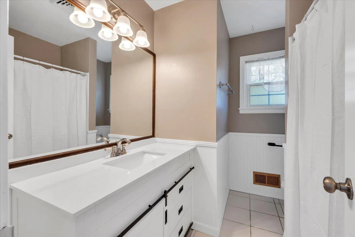 3813 Fleming AVE NE - Photo 16