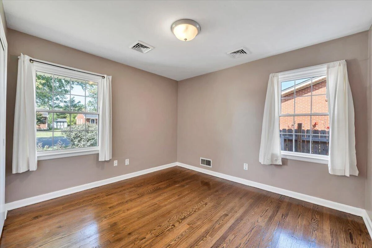 3813 Fleming AVE NE - Photo 17