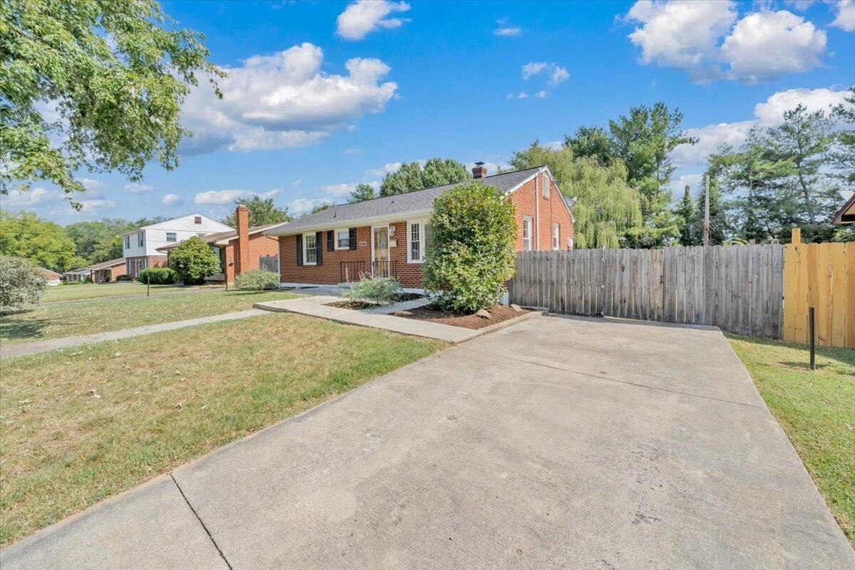 3813 Fleming AVE NE - Photo 40