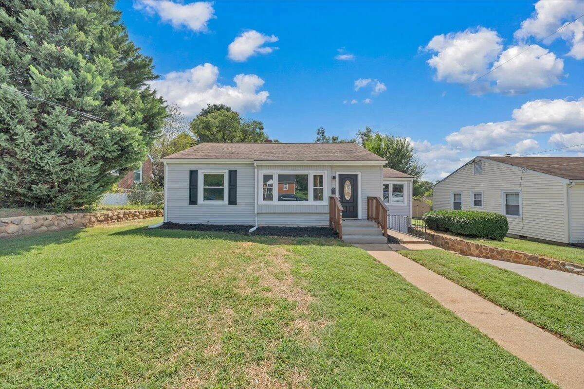 2507 Vancouver DR NW - Photo 2