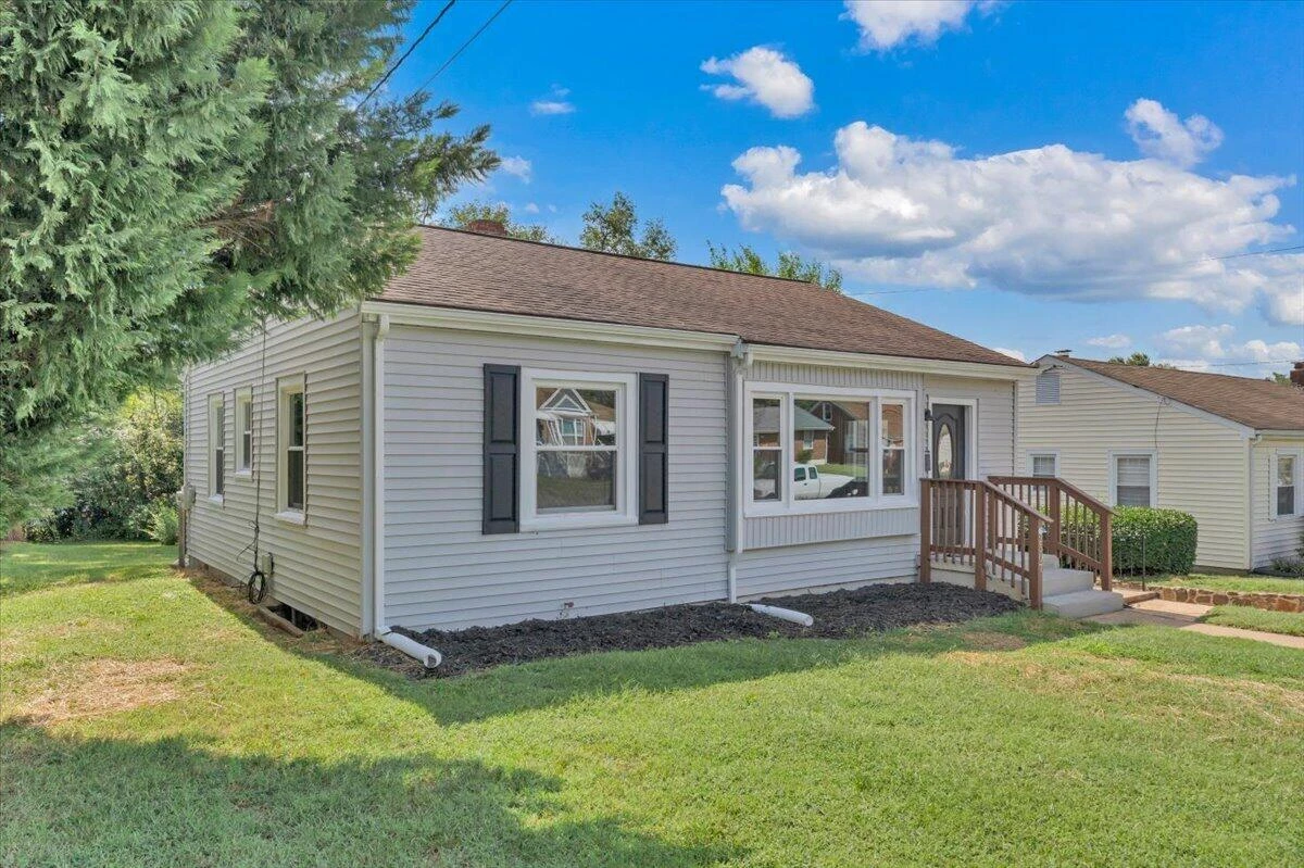 2507 Vancouver DR NW - Photo 4