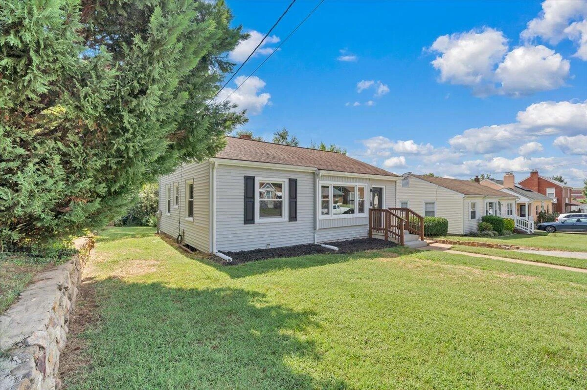 2507 Vancouver DR NW - Photo 5