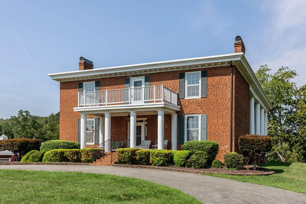 1024 Sunset DR