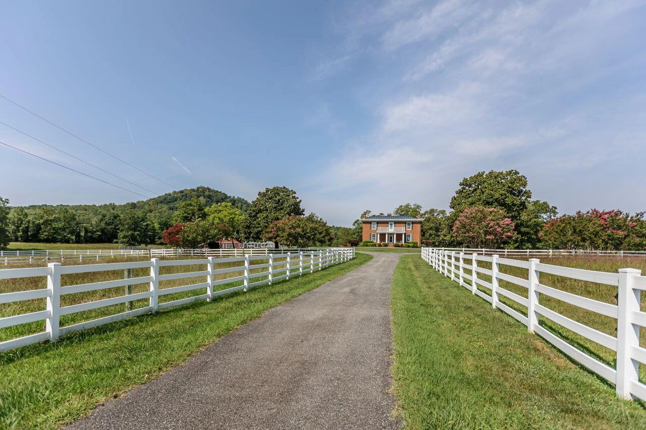 1024 Sunset DR - Photo 2