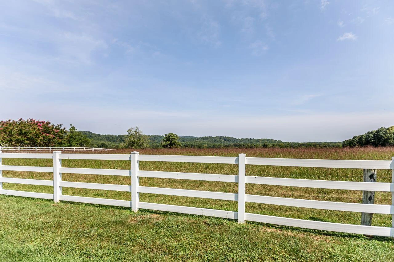 1024 Sunset DR - Photo 3