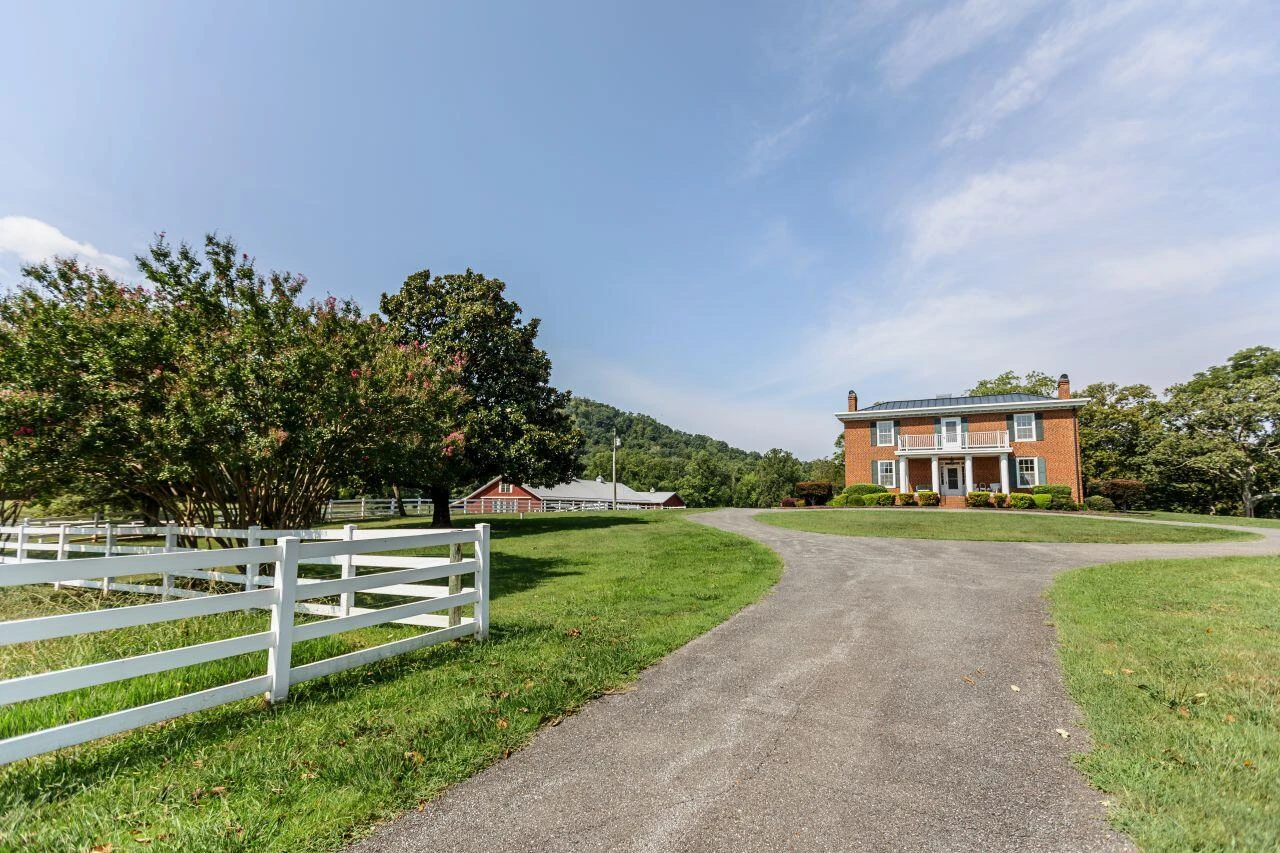 1024 Sunset DR - Photo 4