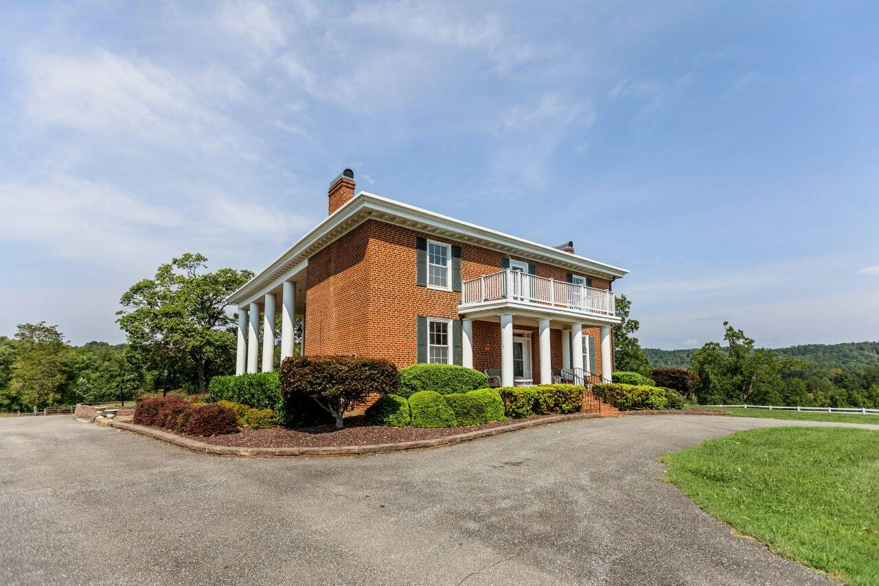 1024 Sunset DR - Photo 9