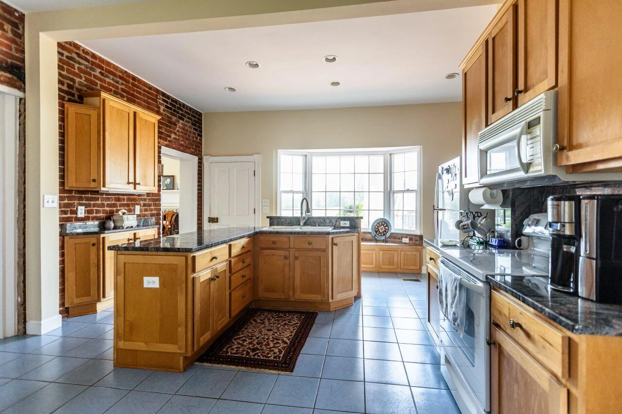 1024 Sunset DR - Photo 32
