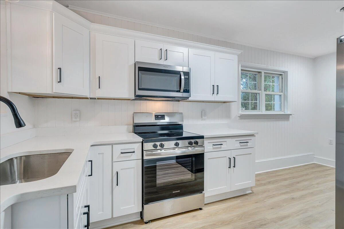 323 Whittaker AVE NE - Photo 2