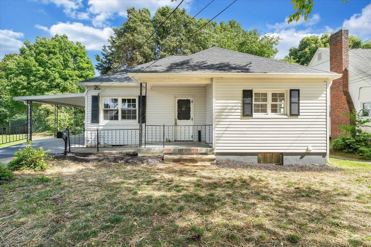323 Whittaker AVE NE - Photo 5