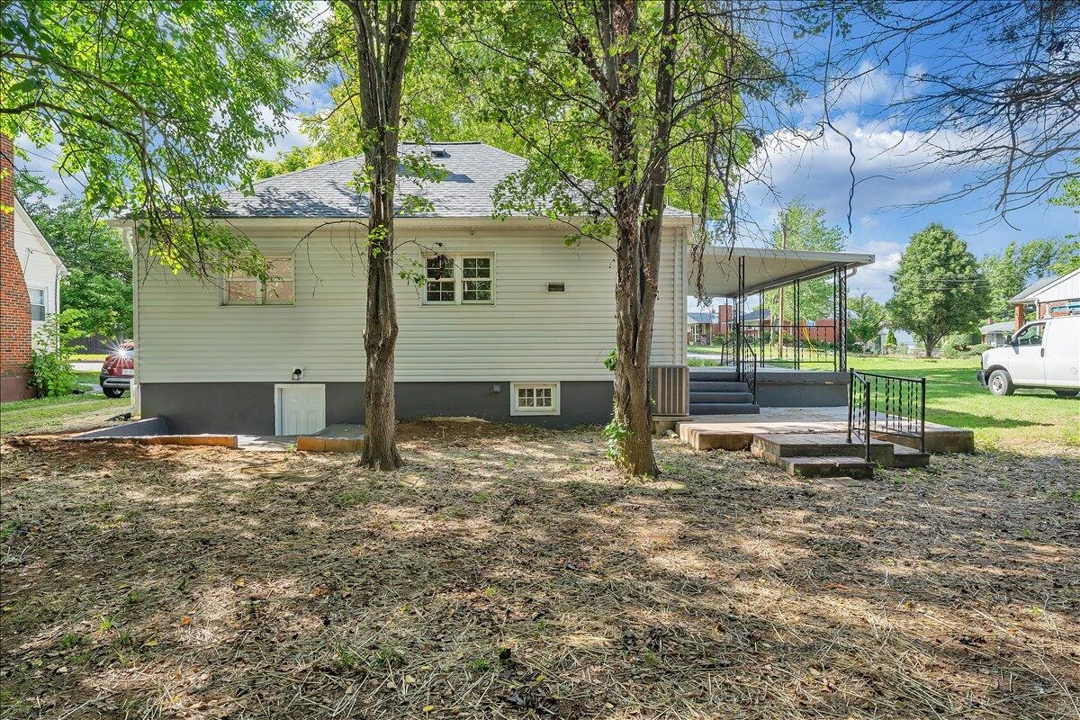 323 Whittaker AVE NE - Photo 6