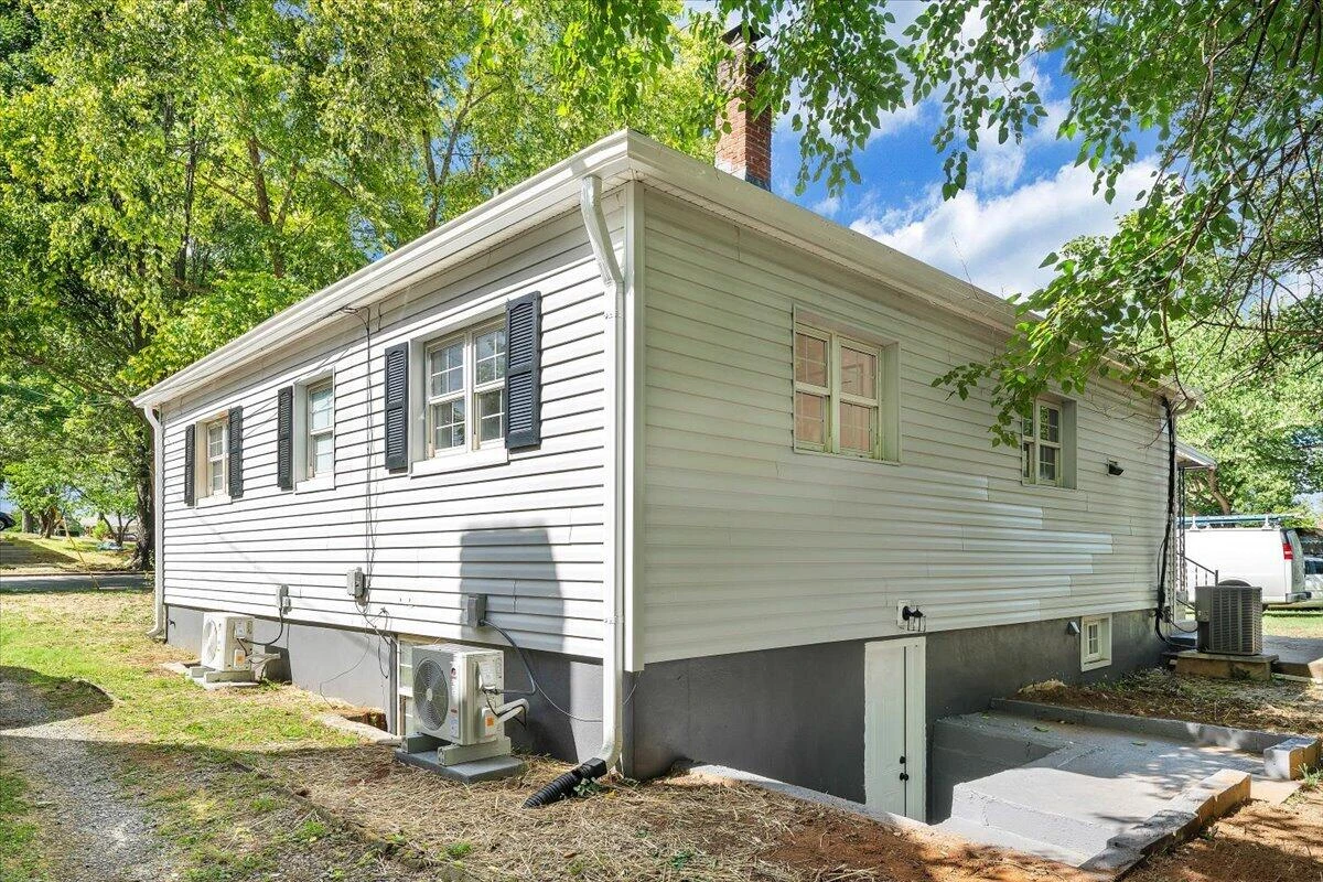 323 Whittaker AVE NE - Photo 8