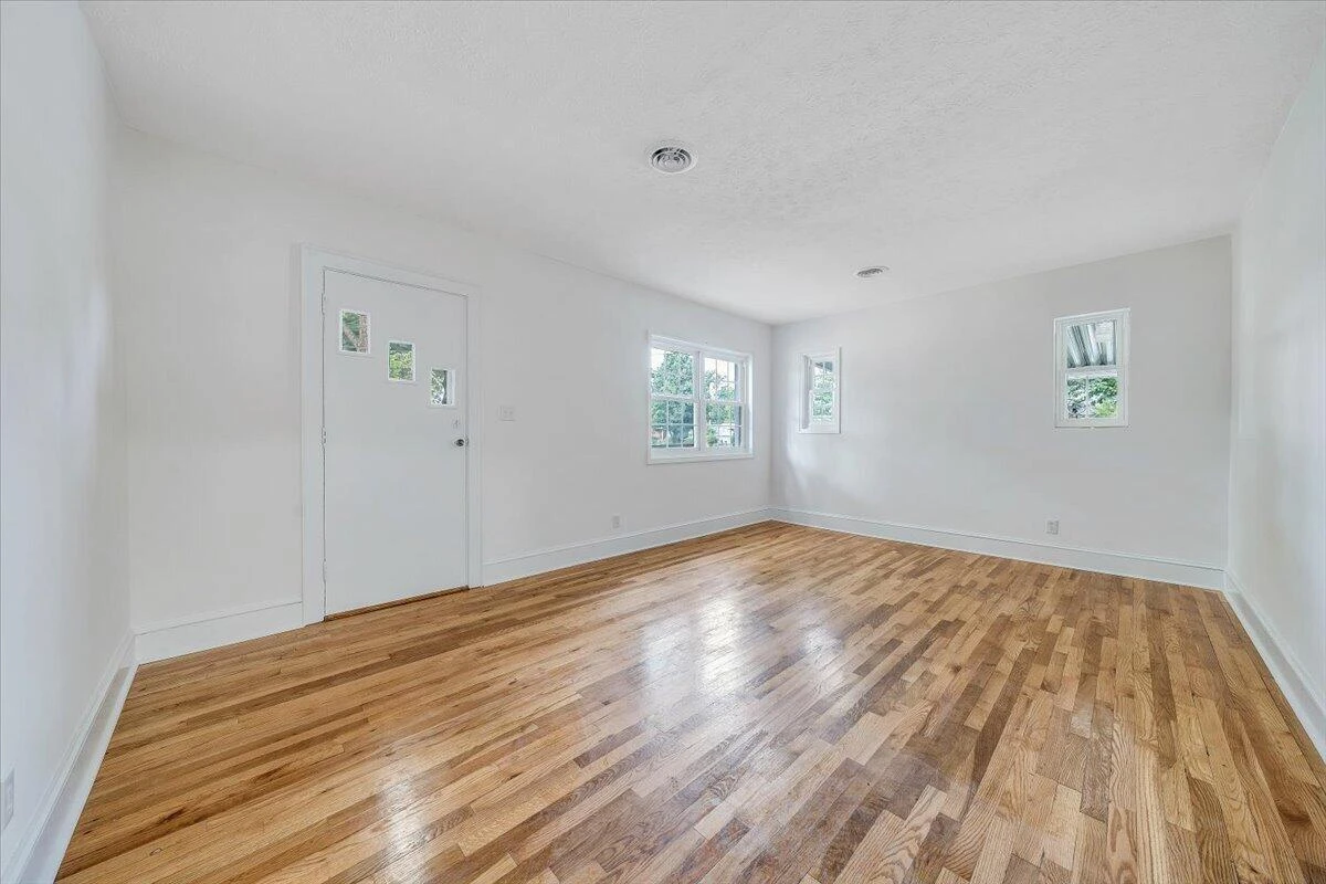 323 Whittaker AVE NE - Photo 10