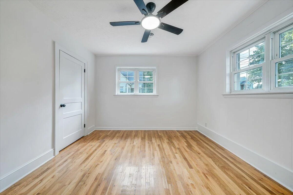 323 Whittaker AVE NE - Photo 16