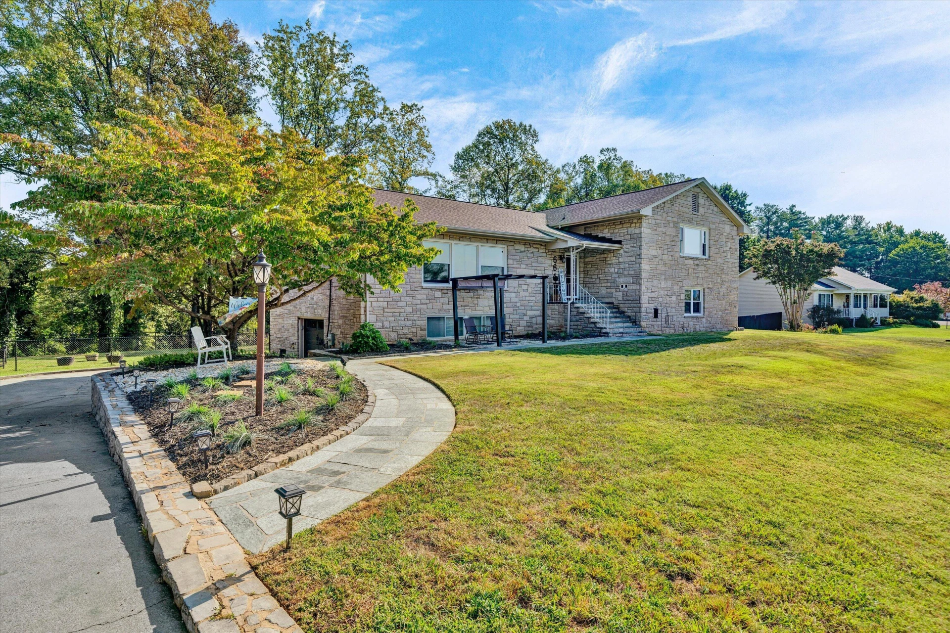 664 Lakeridge CIR - Photo 2