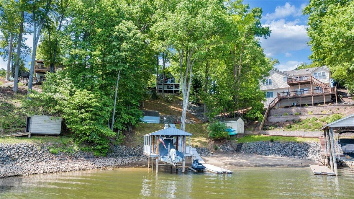 890 Long Island DR