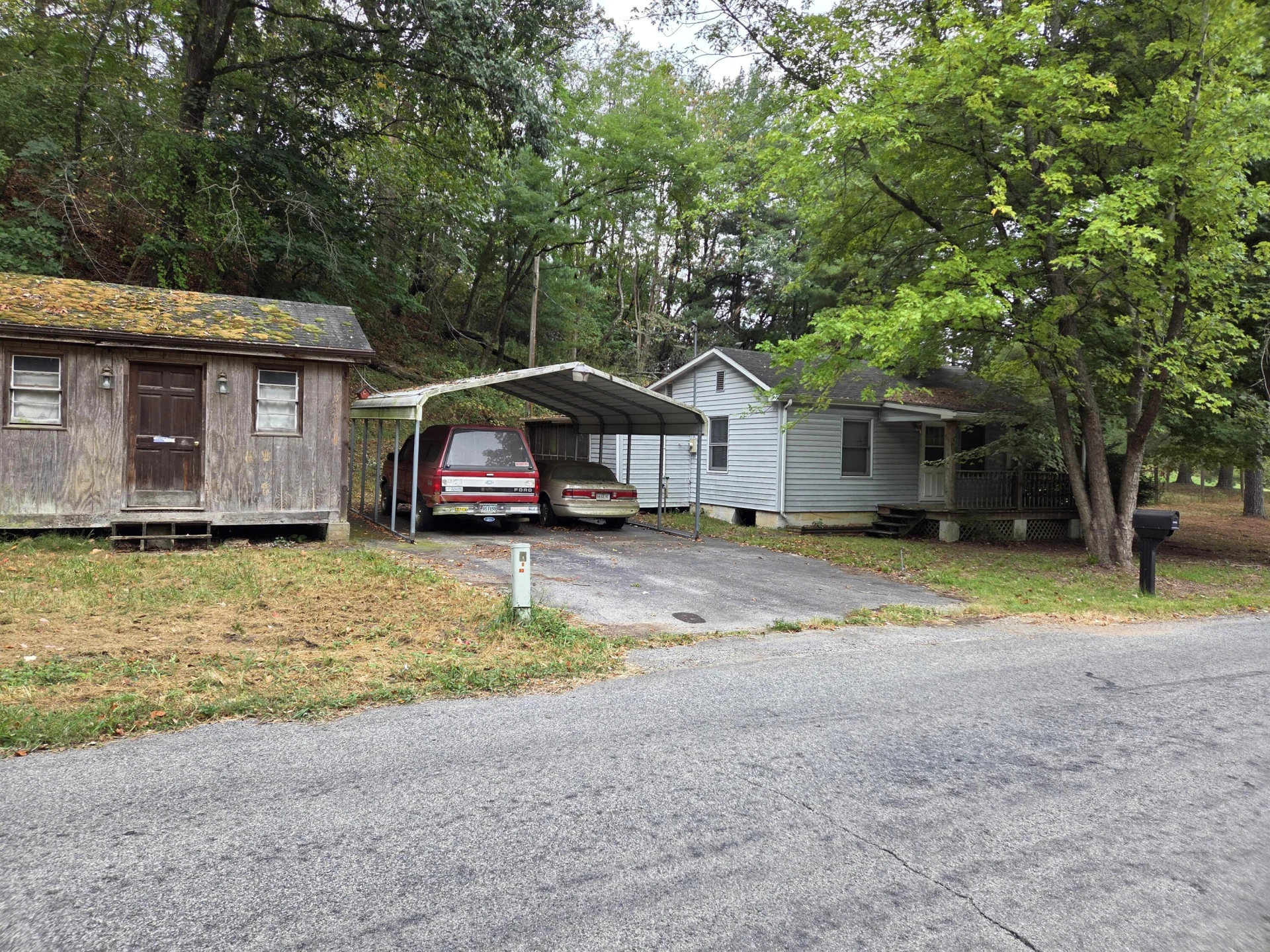 2611 Creekside DR - Photo 2