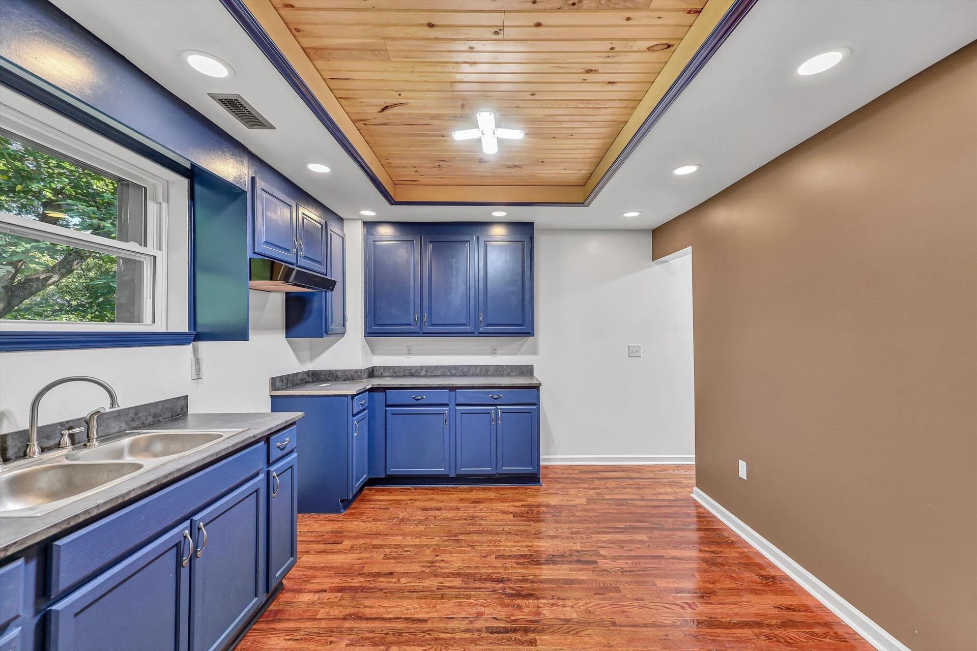 307 Greyson ST - Photo 10