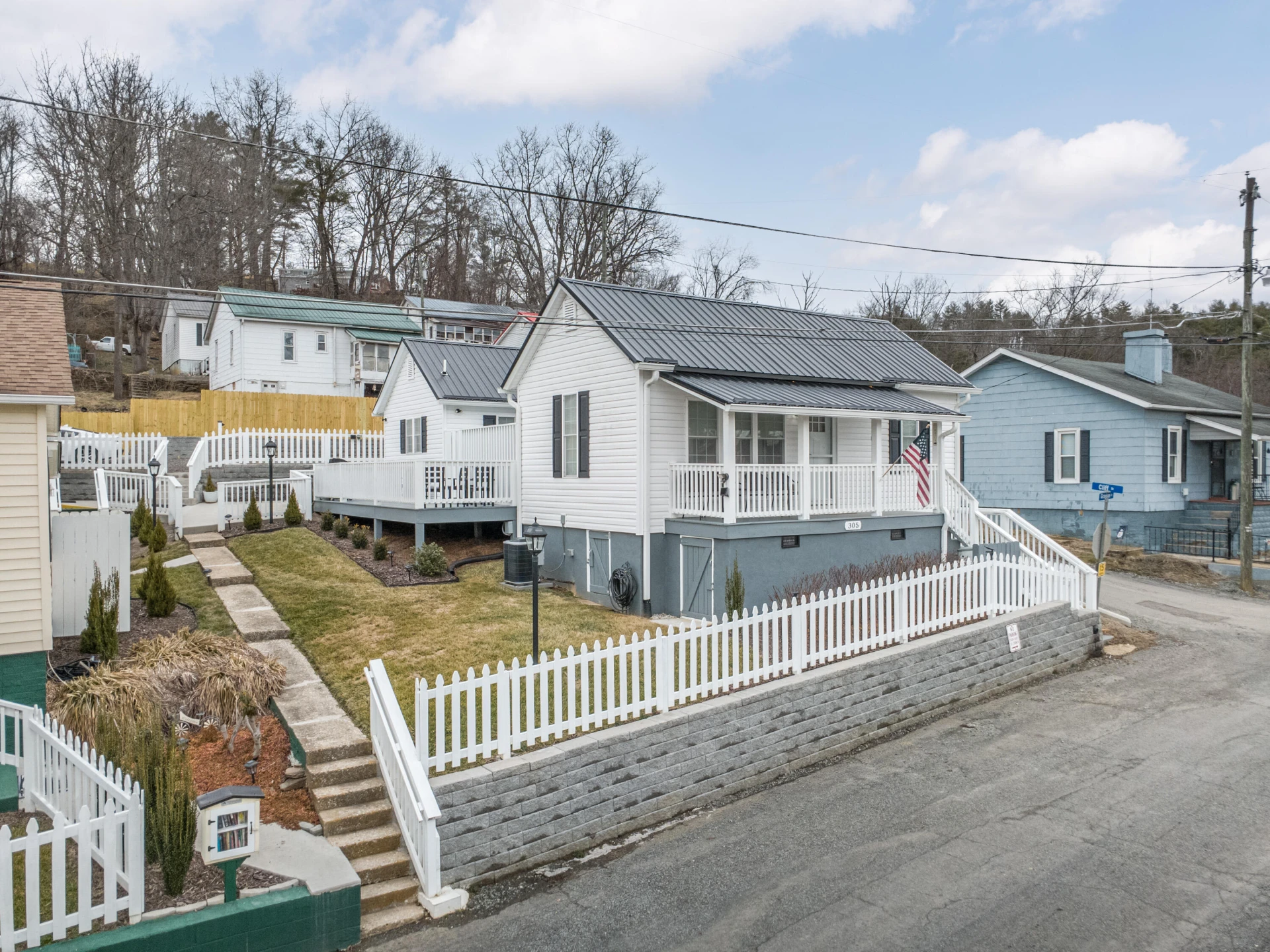 305 Grayson ST