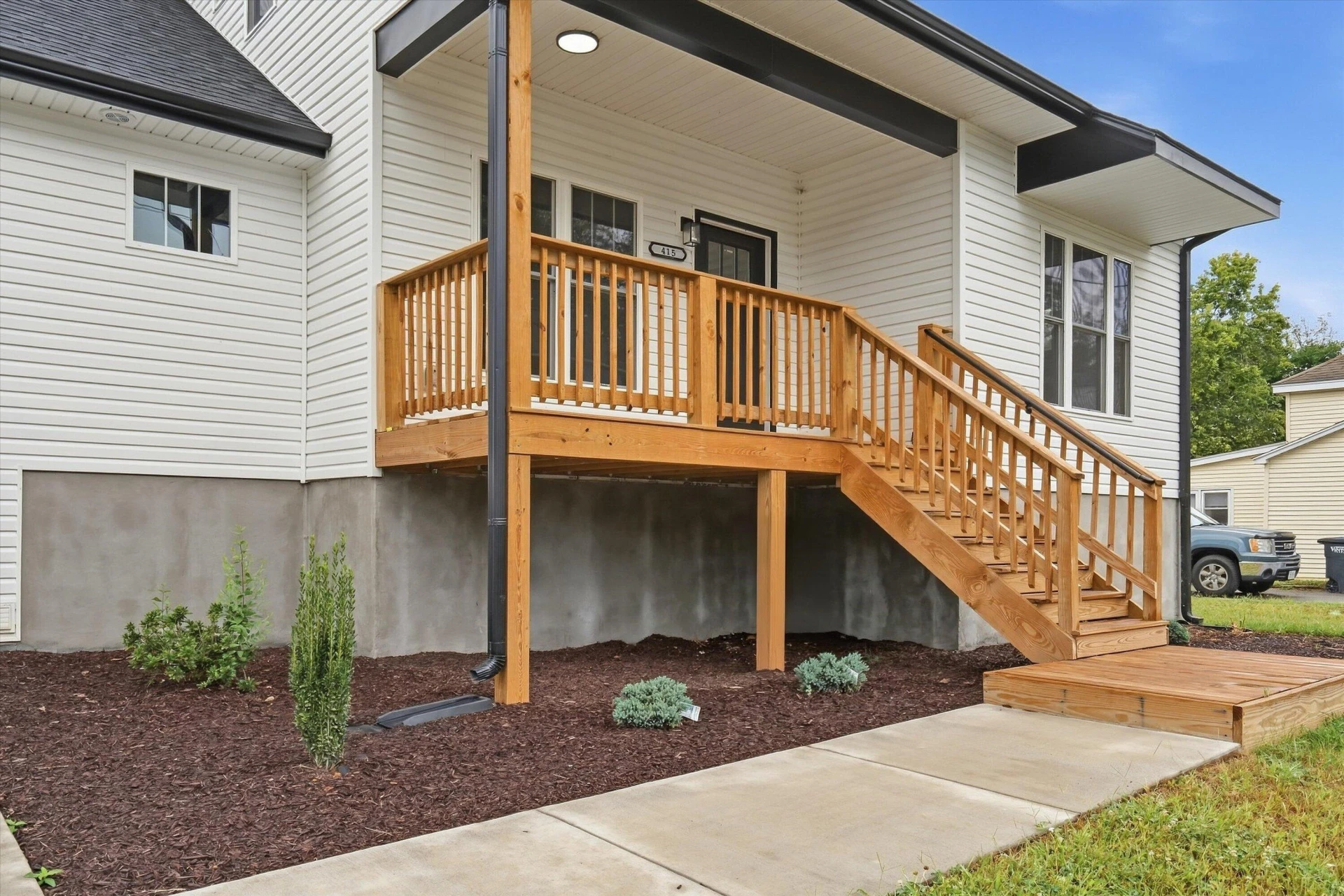 415 7th ST - Photo 3