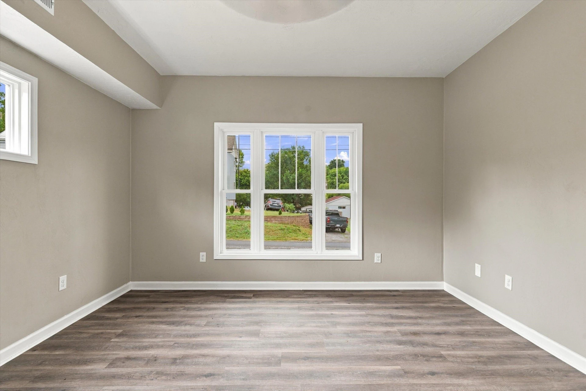 415 7th ST - Photo 8