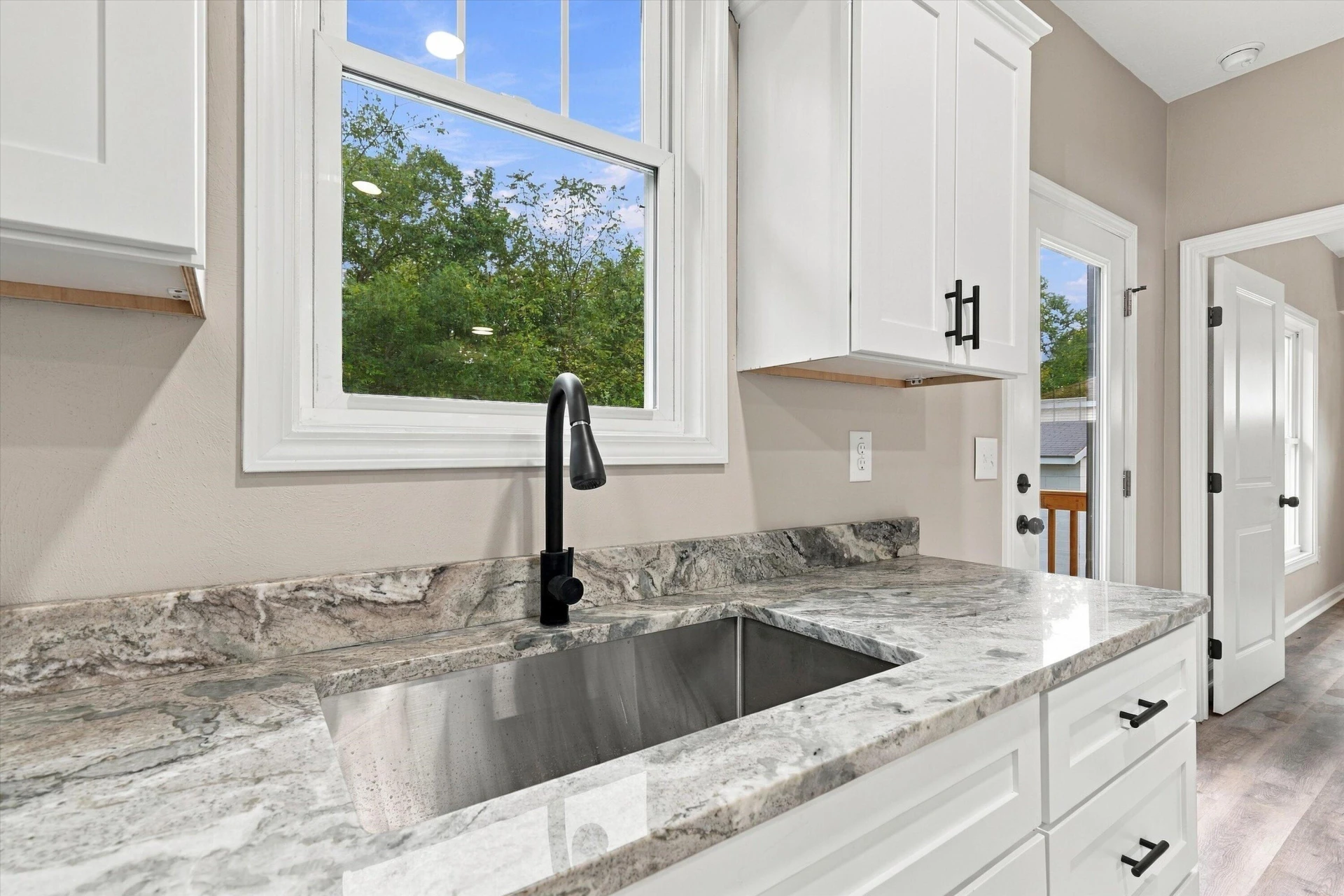 415 7th ST - Photo 14
