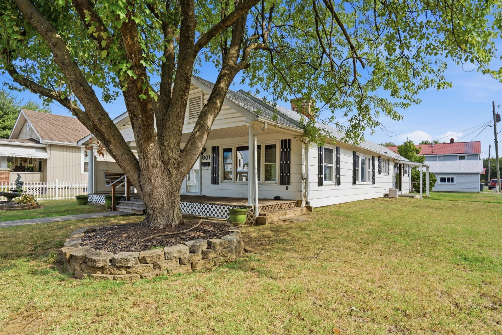 601 Bowman AVE - Photo 3
