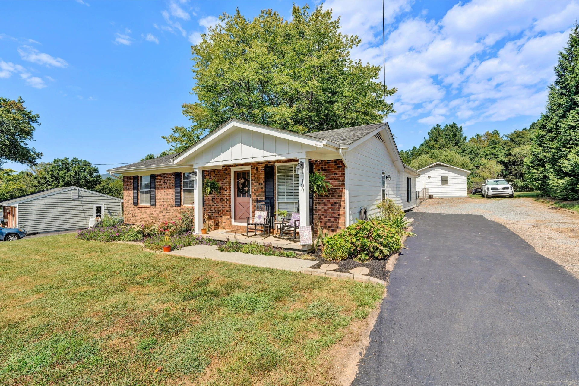 180 CLEARVIEW DR - Photo 2