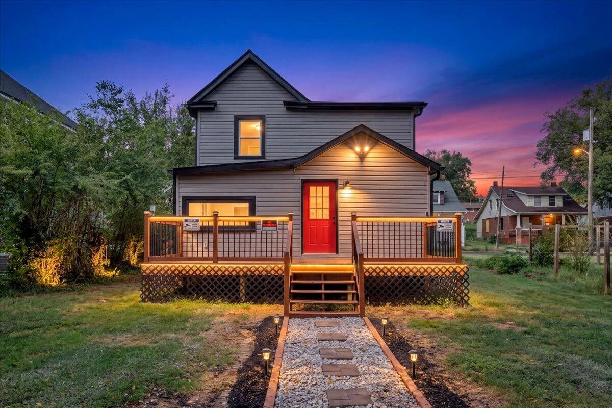 1724 Orange AVE NW - Photo 2