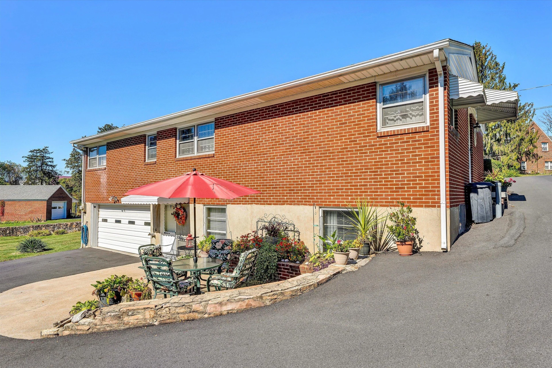 303 E Fairlawn DR - Photo 2