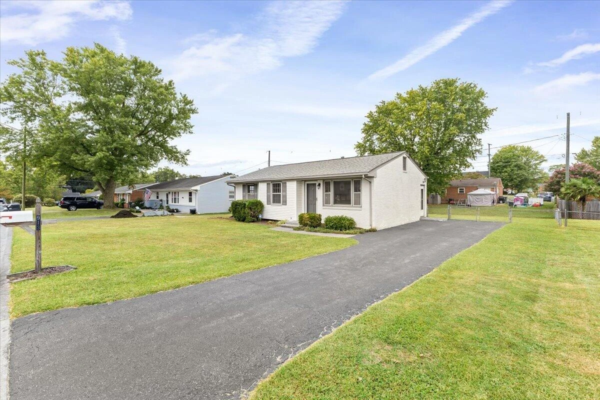 913 Dominion LN - Photo 2