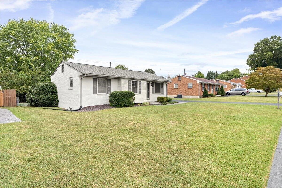 913 Dominion LN - Photo 3