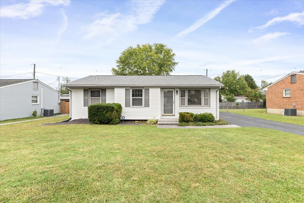 913 Dominion LN