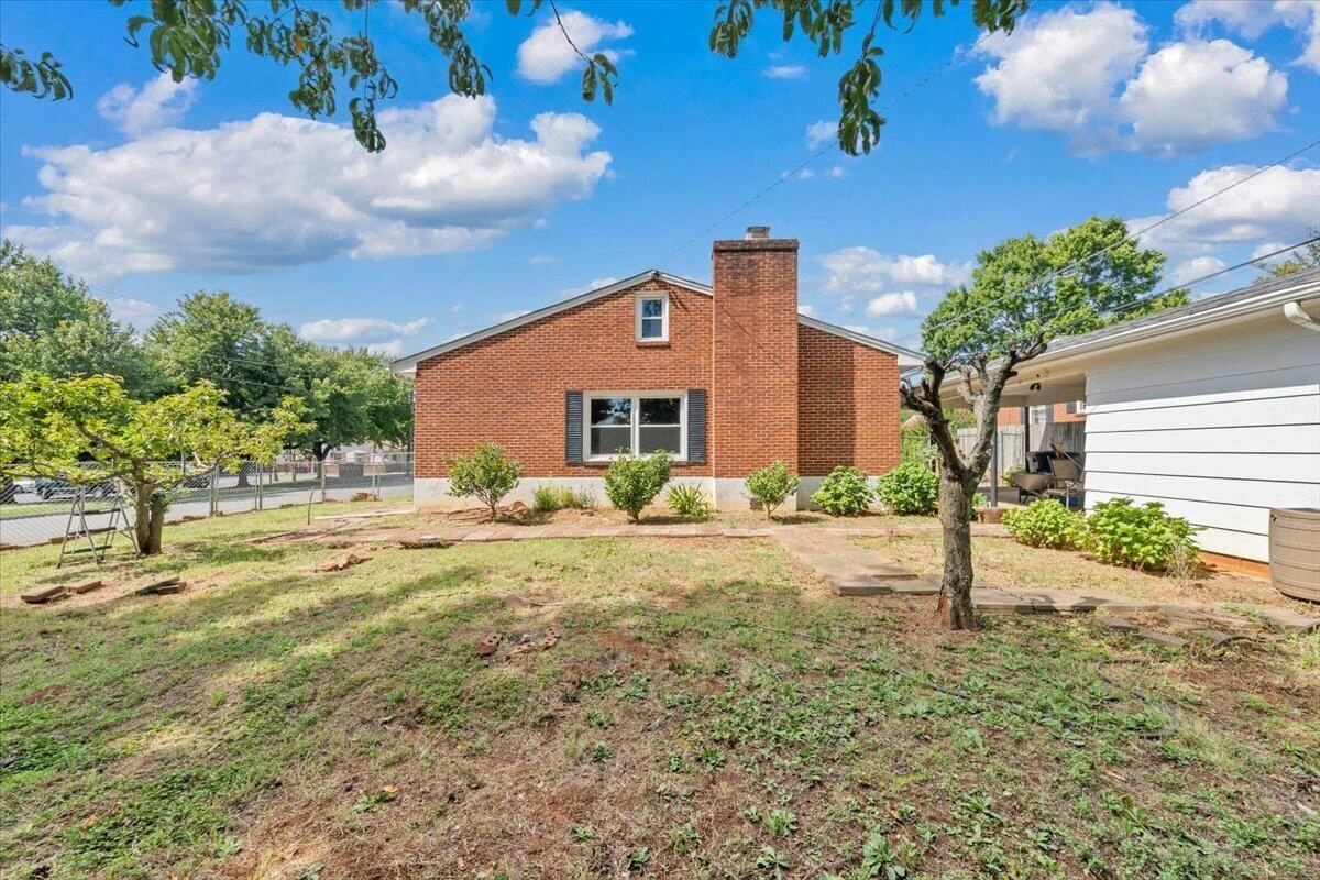 2601 Hebert ST NW - Photo 18