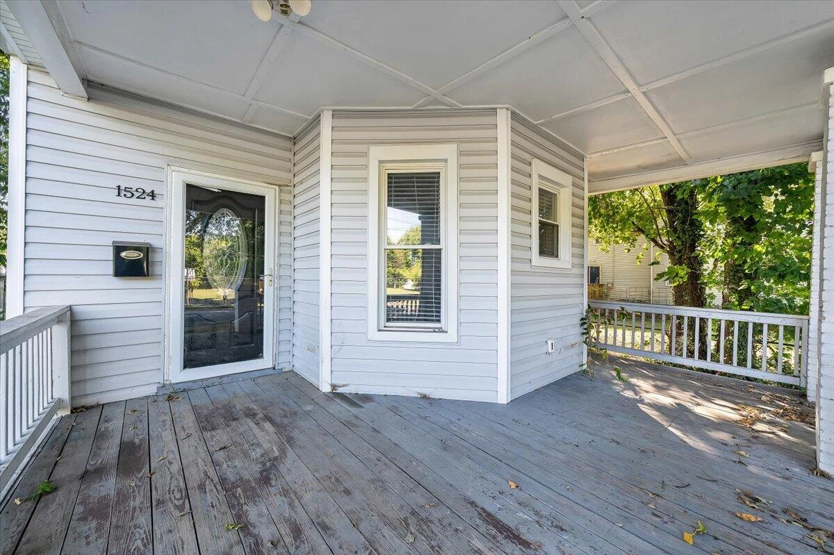 1524 Salem AVE SW - Photo 2